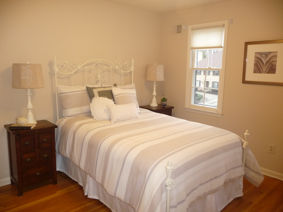 Aménagement d'une chambre d'amis contemporaine de taille moyenne avec un mur beige et parquet foncé.