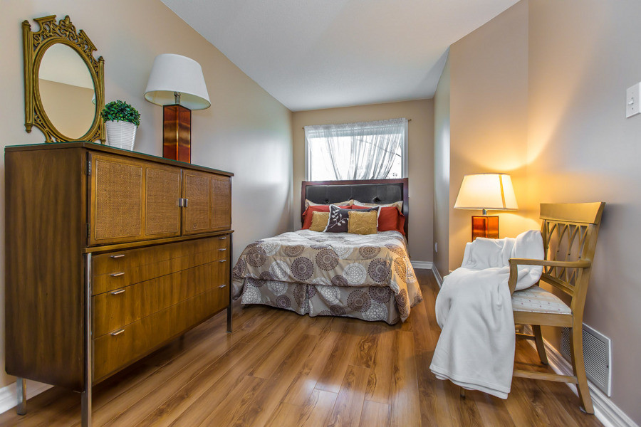 Immagine di una piccola camera da letto stile loft design con pareti bianche e moquette