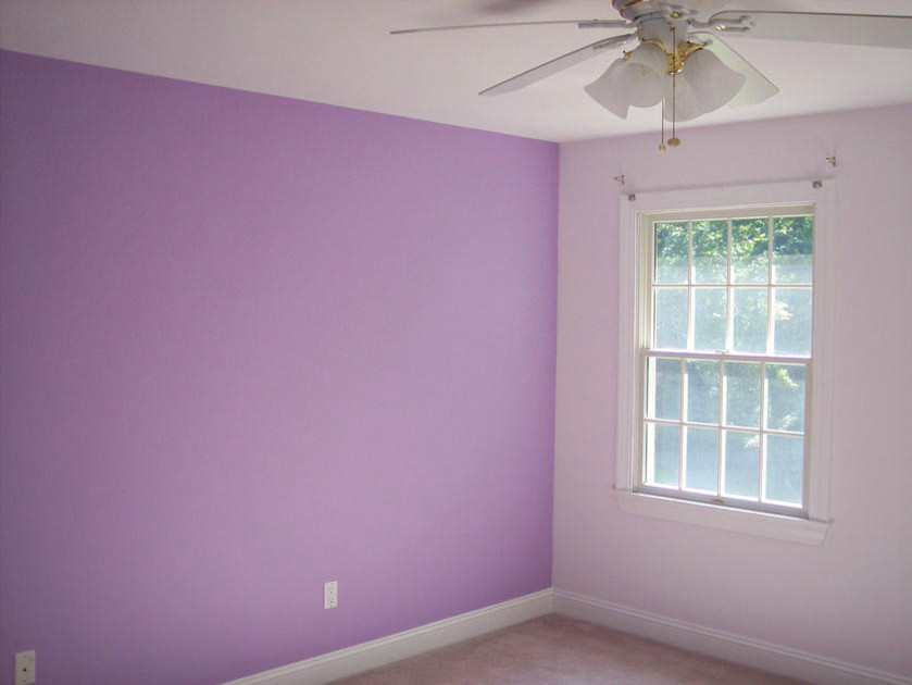 Immagine di una piccola camera da letto con pareti viola e moquette