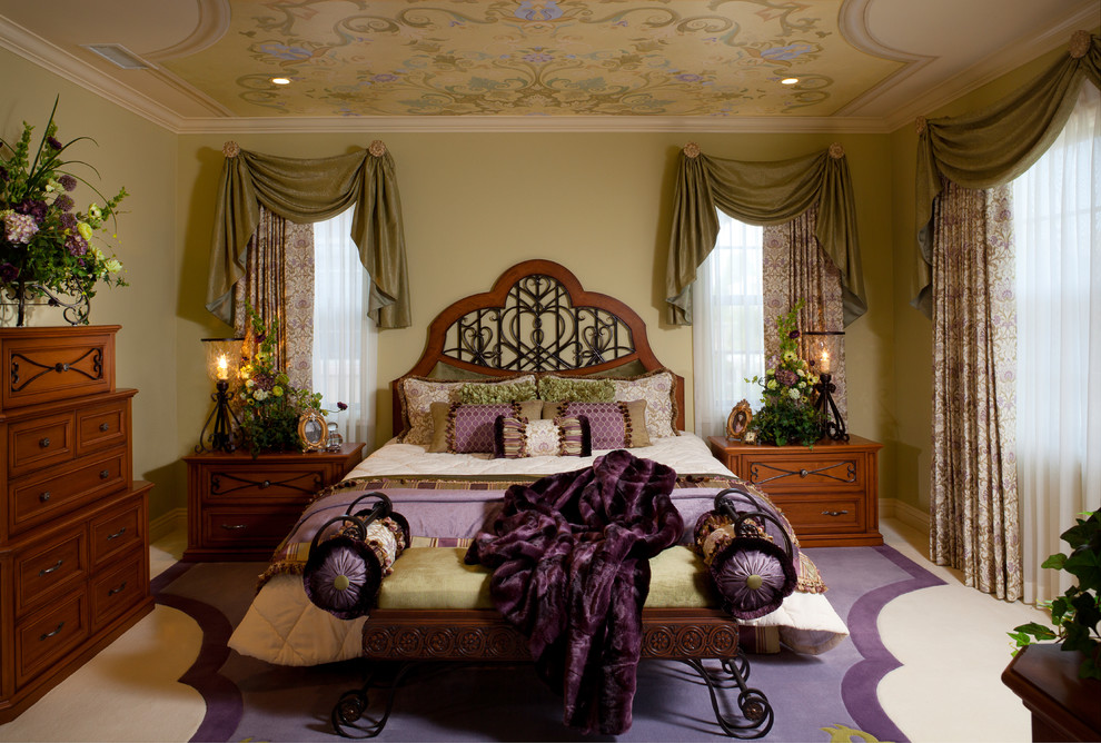 Ispirazione per una camera matrimoniale classica di medie dimensioni con pareti beige, moquette, nessun camino e pavimento multicolore