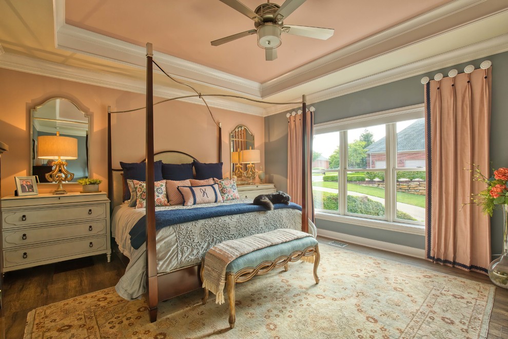 Foto de dormitorio principal de estilo de casa de campo grande sin chimenea con paredes rosas, suelo vinílico y suelo marrón