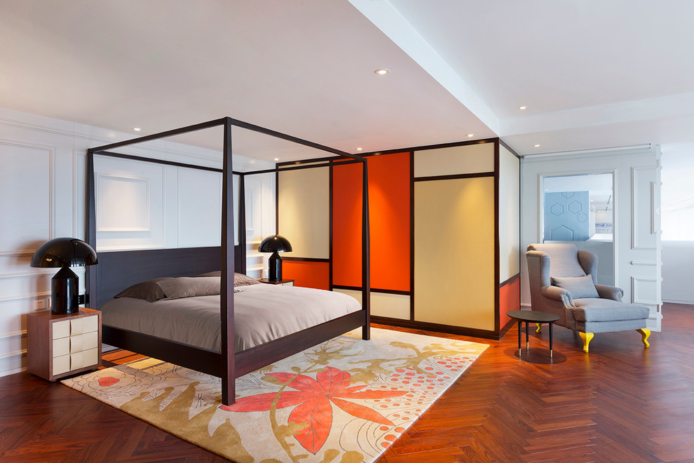 Großes Modernes Hauptschlafzimmer mit bunten Wänden und braunem Holzboden in Sonstige