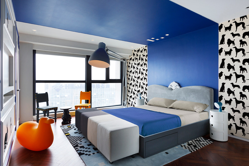 Modelo de habitación de invitados actual de tamaño medio con paredes multicolor y suelo de madera oscura