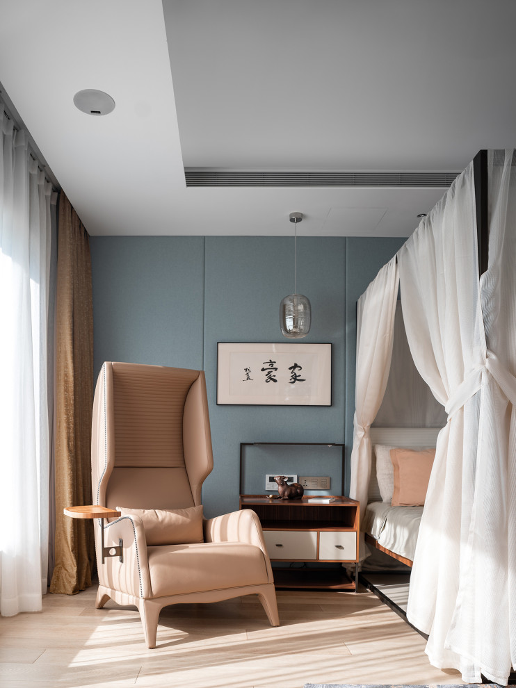 Aménagement d'une grande chambre parentale contemporaine avec un mur bleu, parquet clair et un sol beige.