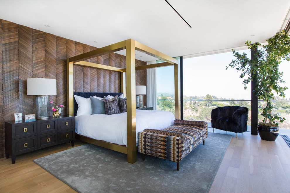 Imagen de dormitorio contemporáneo sin chimenea con paredes marrones y suelo de madera en tonos medios