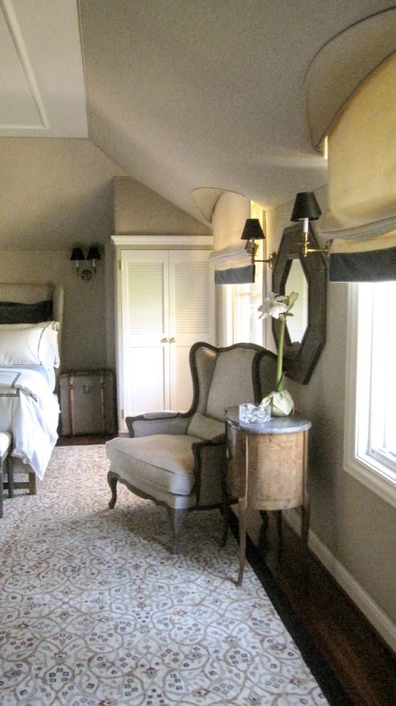 Immagine di una grande camera degli ospiti chic con pareti beige, pavimento in legno massello medio e nessun camino