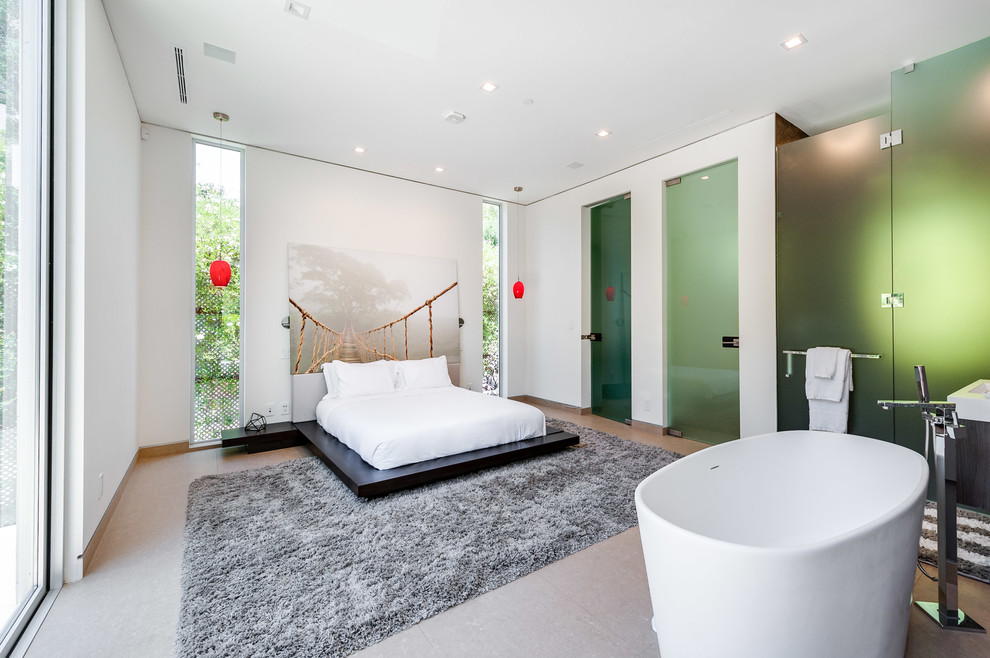 Идея дизайна: большая гостевая спальня (комната для гостей) в современном стиле с белыми стенами и двусторонним камином