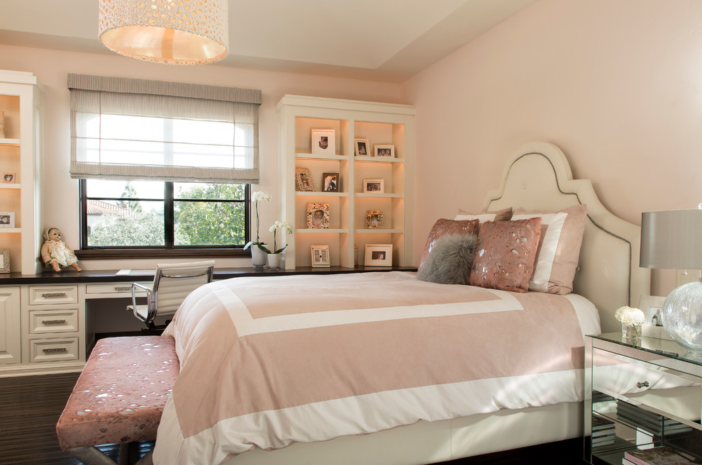 Idée de décoration pour une chambre d'amis design de taille moyenne avec un mur rose, parquet foncé et aucune cheminée.