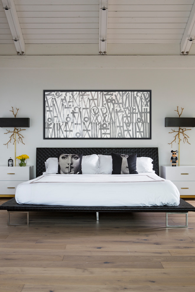 ロサンゼルスにある広いコンテンポラリースタイルのおしゃれな主寝室 (白い壁、無垢フローリング、茶色い床) のレイアウト