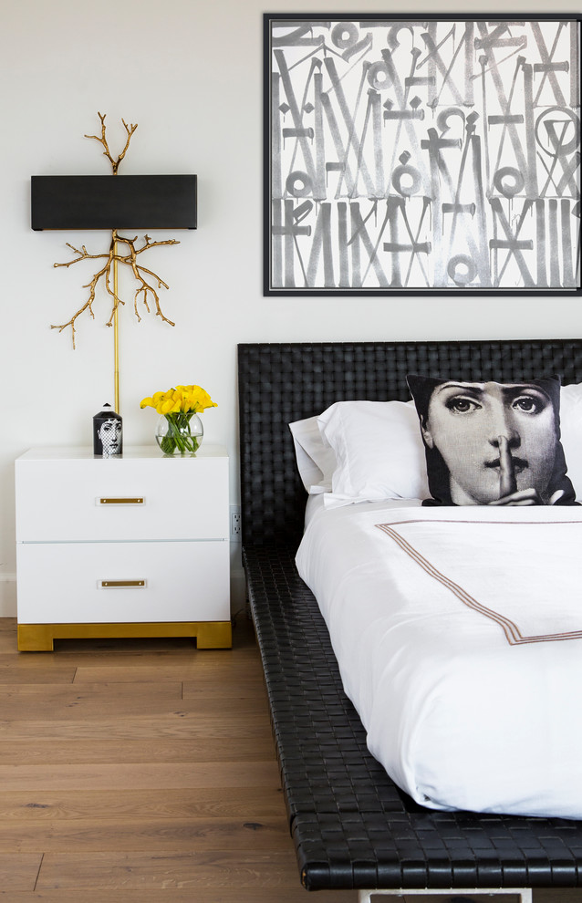 ロサンゼルスにある広いコンテンポラリースタイルのおしゃれな主寝室 (白い壁、無垢フローリング、茶色い床) のインテリア