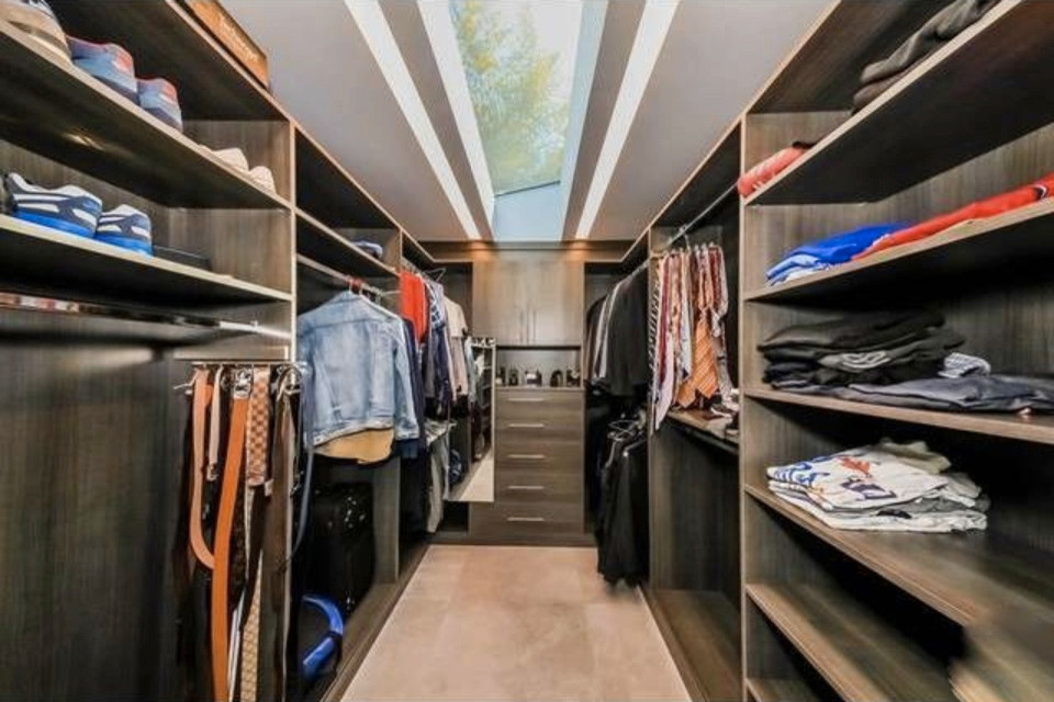 Diseño de armario y vestidor minimalista de tamaño medio con suelo beige