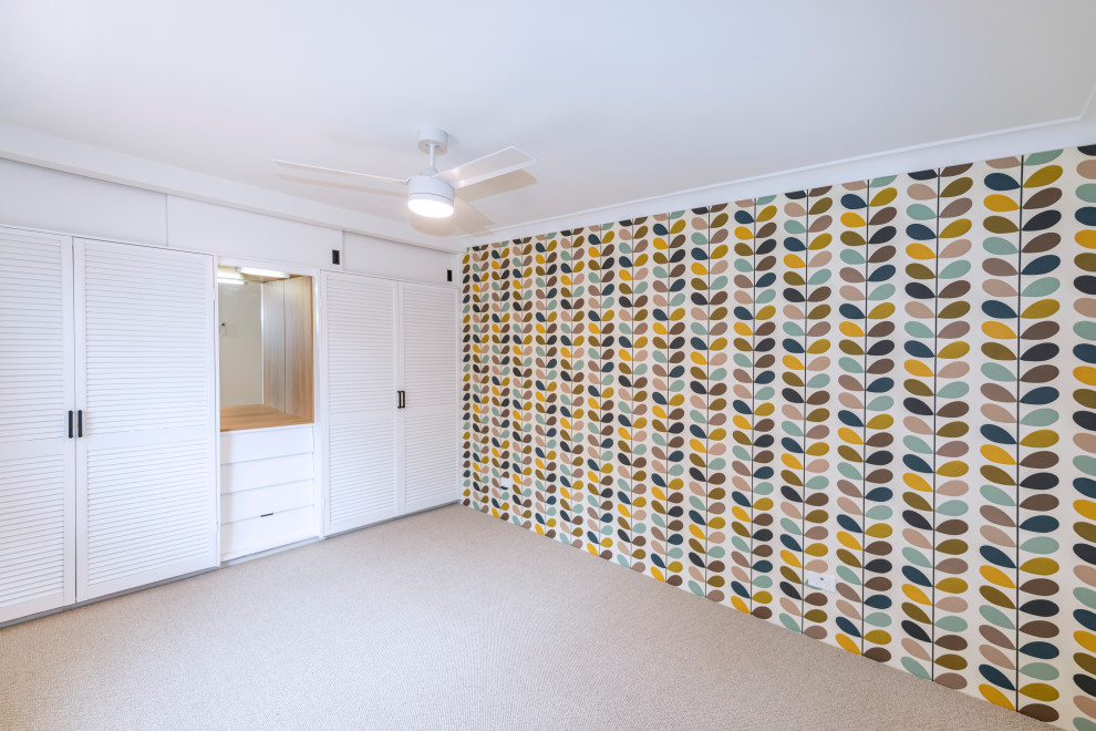 Imagen de dormitorio principal retro pequeño con paredes multicolor, moqueta y suelo beige