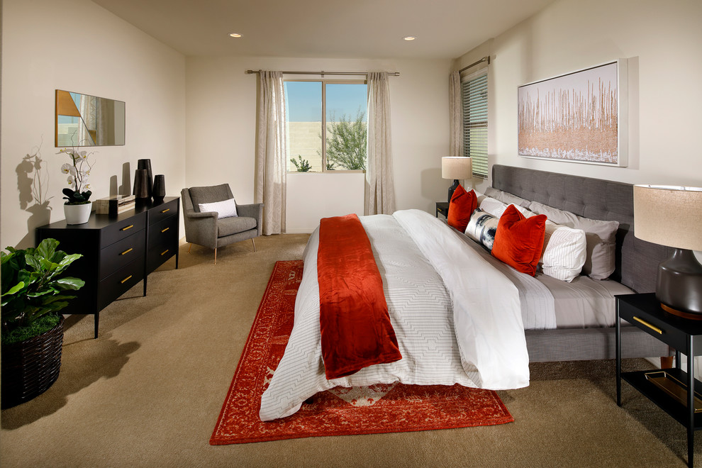 Inspiration för ett vintage sovrum, med vita väggar, heltäckningsmatta och beiget golv