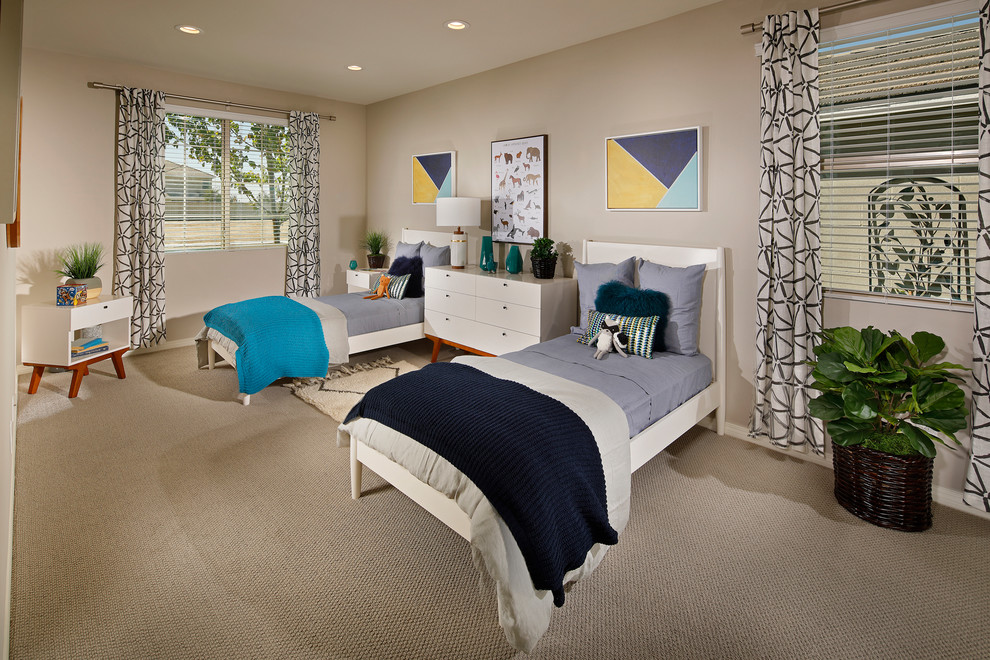 Klassisches Schlafzimmer mit beiger Wandfarbe, Teppichboden und beigem Boden in Orange County