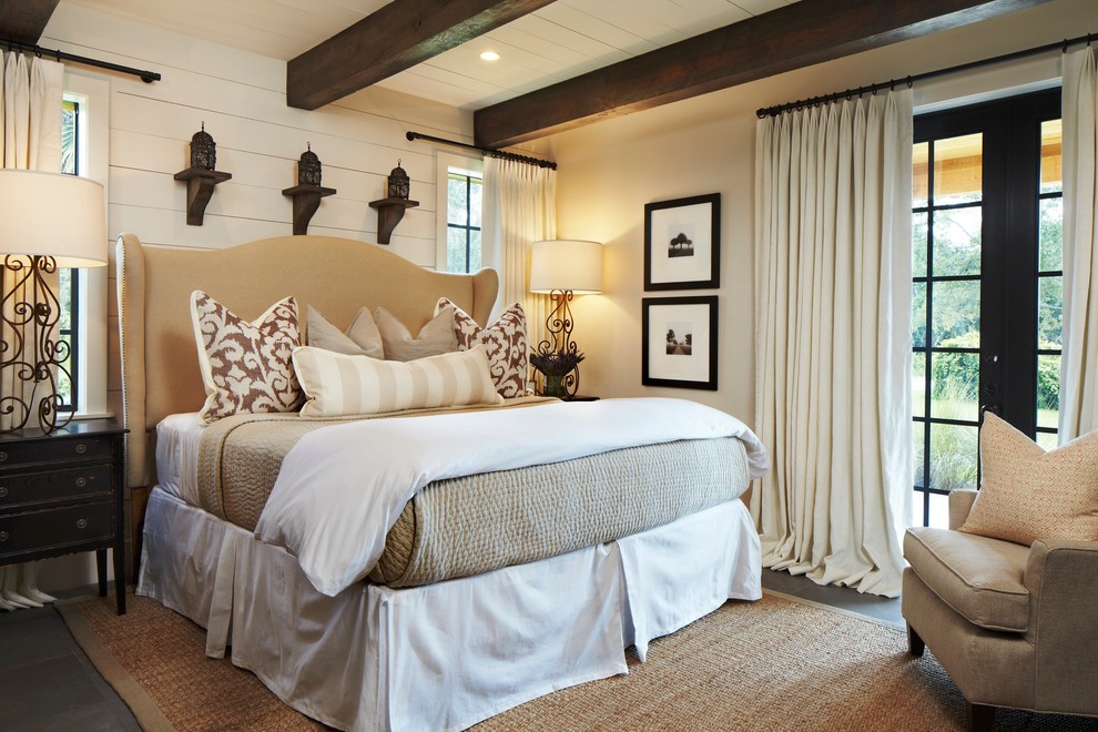 На фото: спальня среднего размера в стиле рустика с бежевыми стенами
