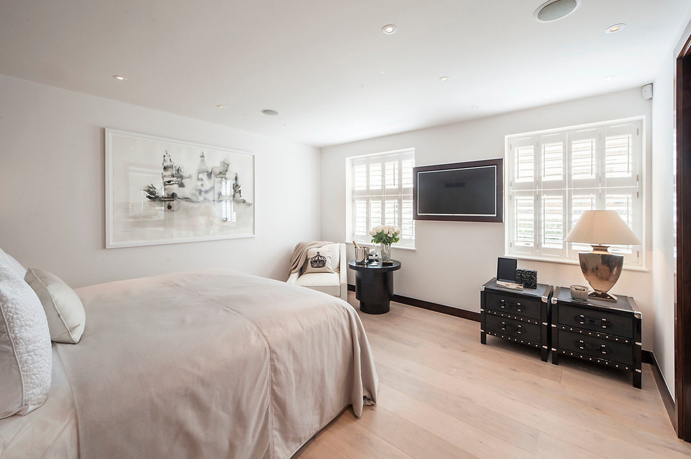 Ejemplo de dormitorio contemporáneo con paredes blancas, suelo de madera clara y suelo beige
