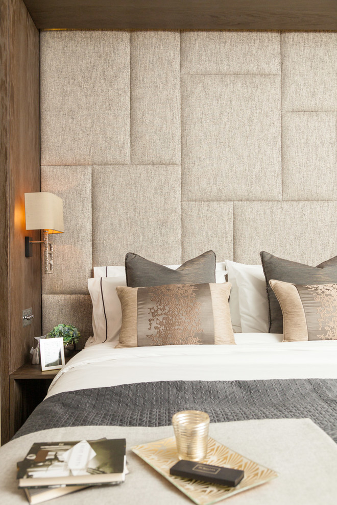 Exempel på ett klassiskt sovrum, med beige väggar