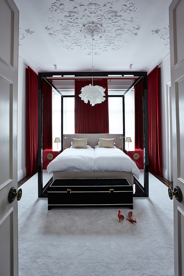 Идея дизайна: спальня среднего размера в стиле фьюжн с белыми стенами, ковровым покрытием и серым полом