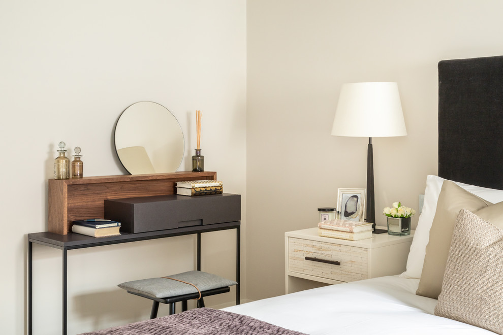Imagen de dormitorio actual con paredes beige y con escritorio
