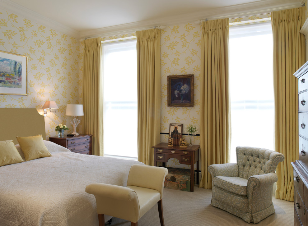 ロンドンにあるトランジショナルスタイルのおしゃれな寝室 (黄色い壁、カーペット敷き) のレイアウト