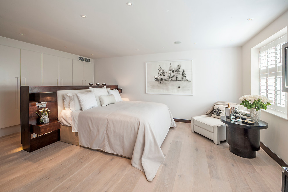 This is an example of a modern bedroom in London.