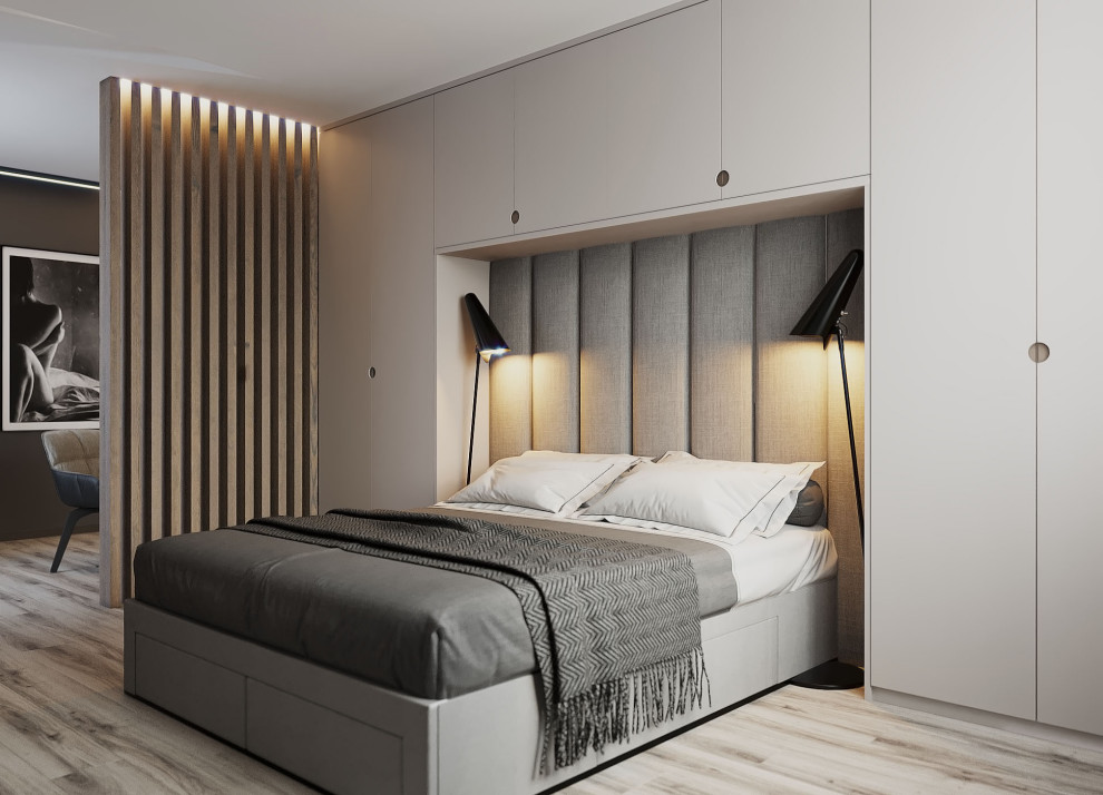 На фото: большая хозяйская спальня в современном стиле с бежевыми стенами, светлым паркетным полом и серым полом с
