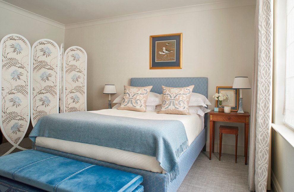 Klassisches Schlafzimmer ohne Kamin mit beiger Wandfarbe, Teppichboden und grauem Boden in London