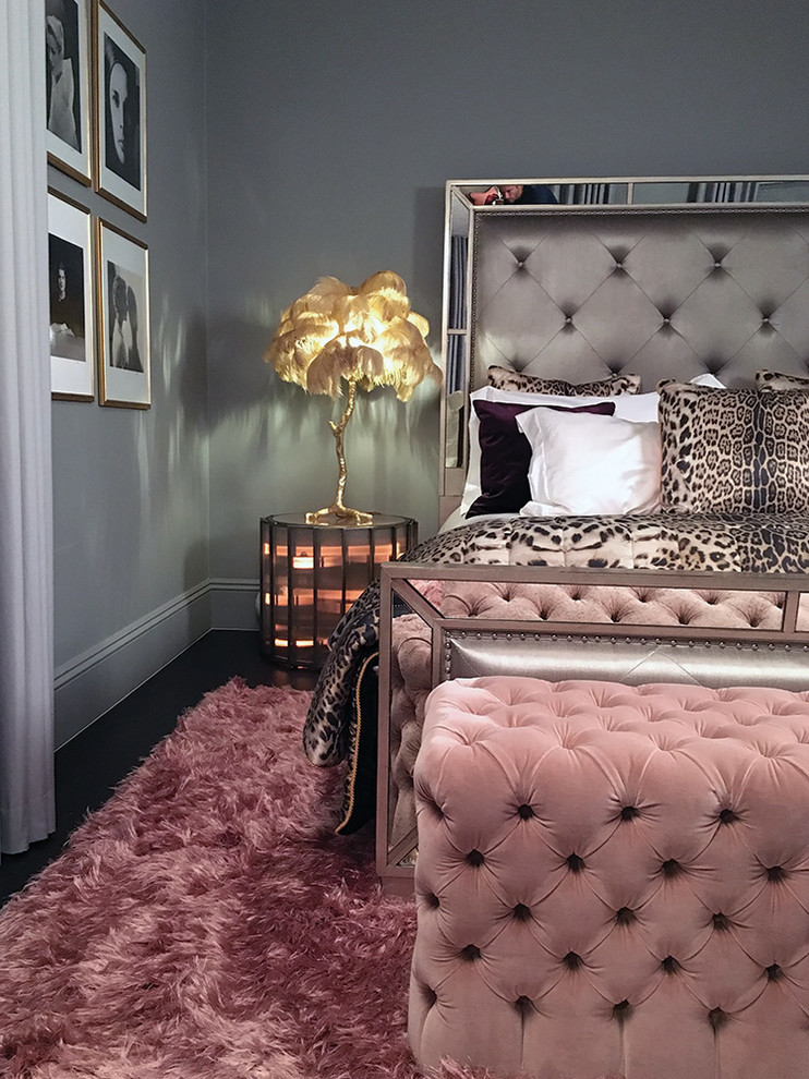 Stilmix Hauptschlafzimmer mit grauer Wandfarbe, dunklem Holzboden und braunem Boden in London