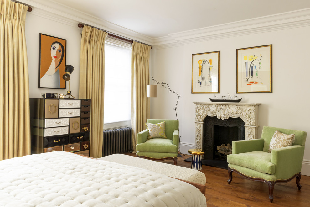 Mittelgroßes Klassisches Schlafzimmer mit bunten Wänden, braunem Holzboden und braunem Boden in London