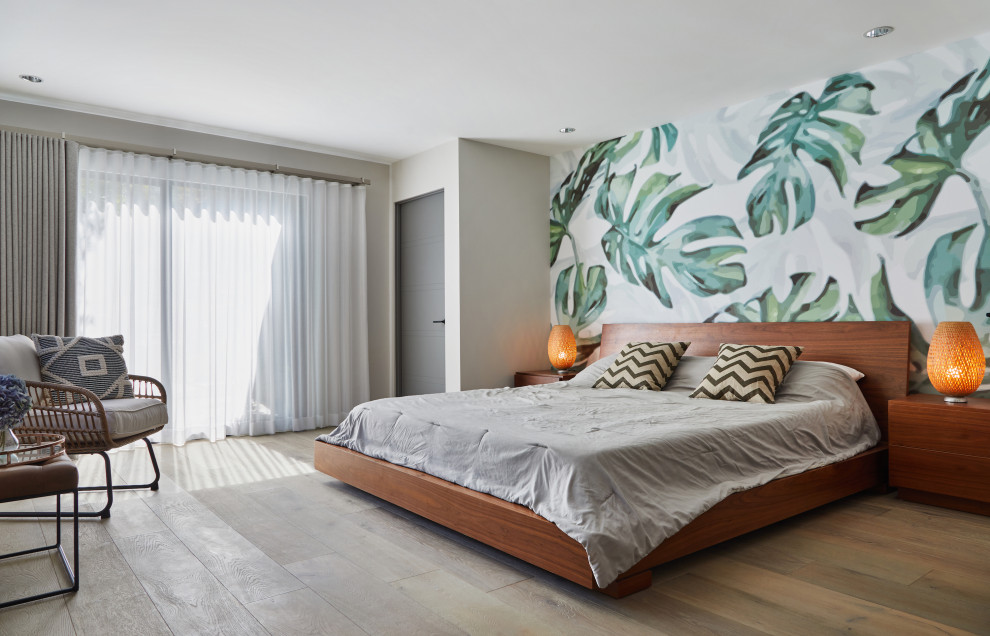 Пример оригинального дизайна: большая гостевая спальня (комната для гостей) в стиле ретро с серыми стенами, светлым паркетным полом и коричневым полом без камина