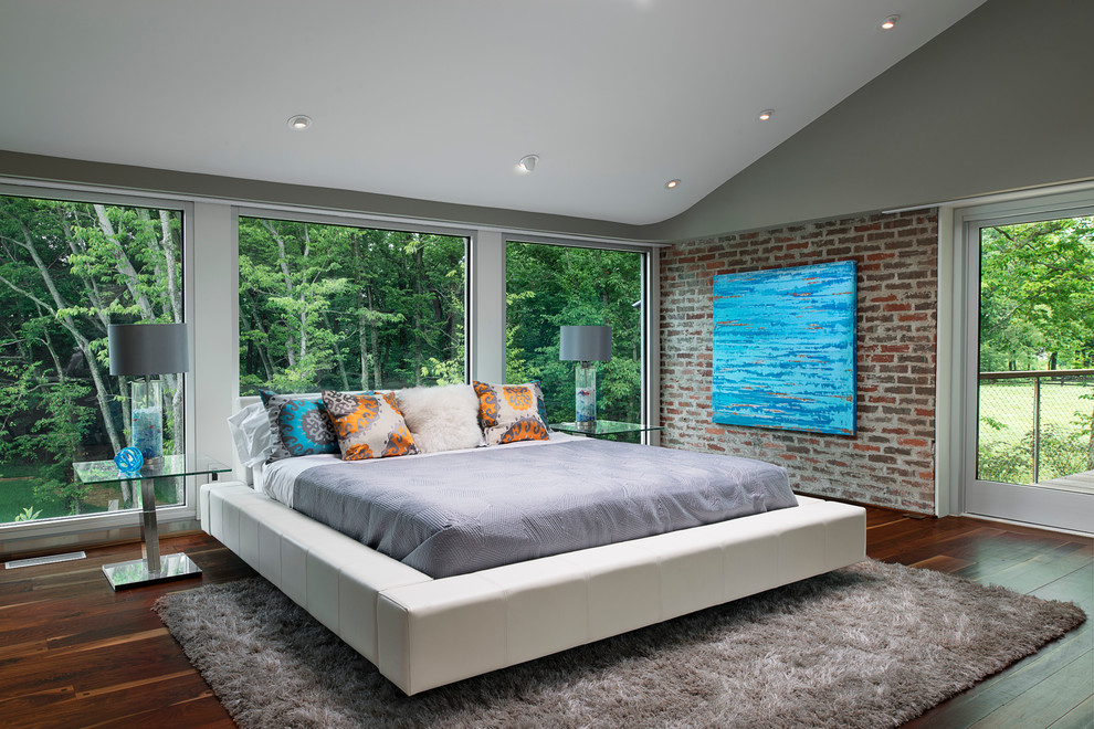 Пример оригинального дизайна: спальня в современном стиле с серыми стенами и темным паркетным полом