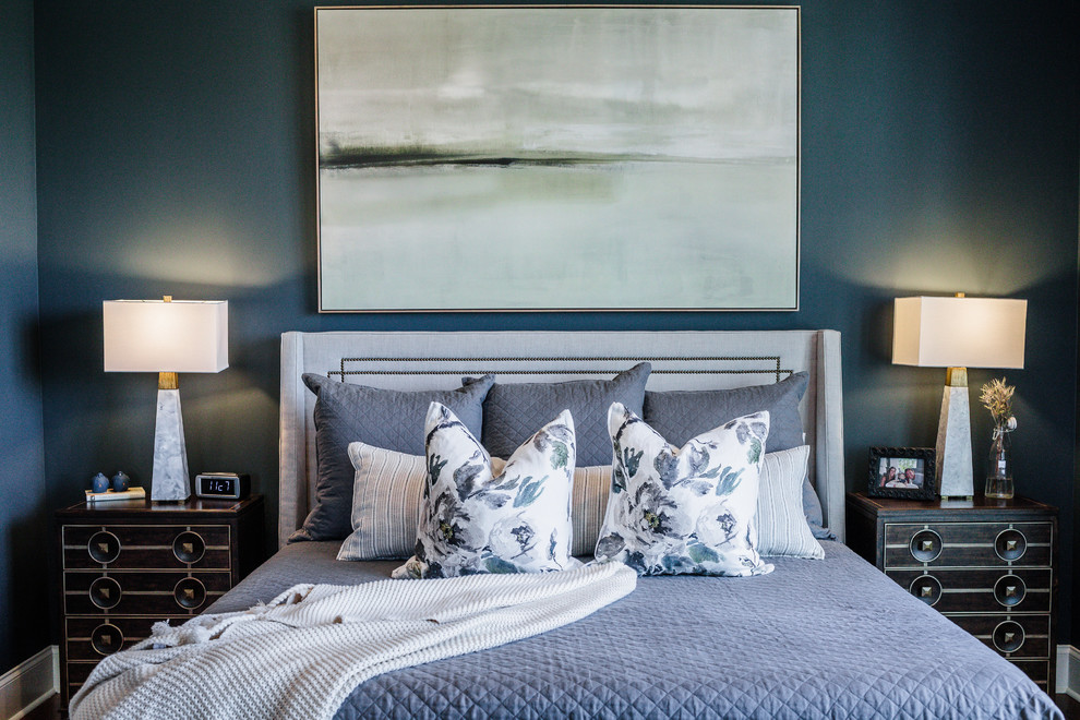 Свежая идея для дизайна: хозяйская спальня в стиле неоклассика (современная классика) с синими стенами без камина - отличное фото интерьера