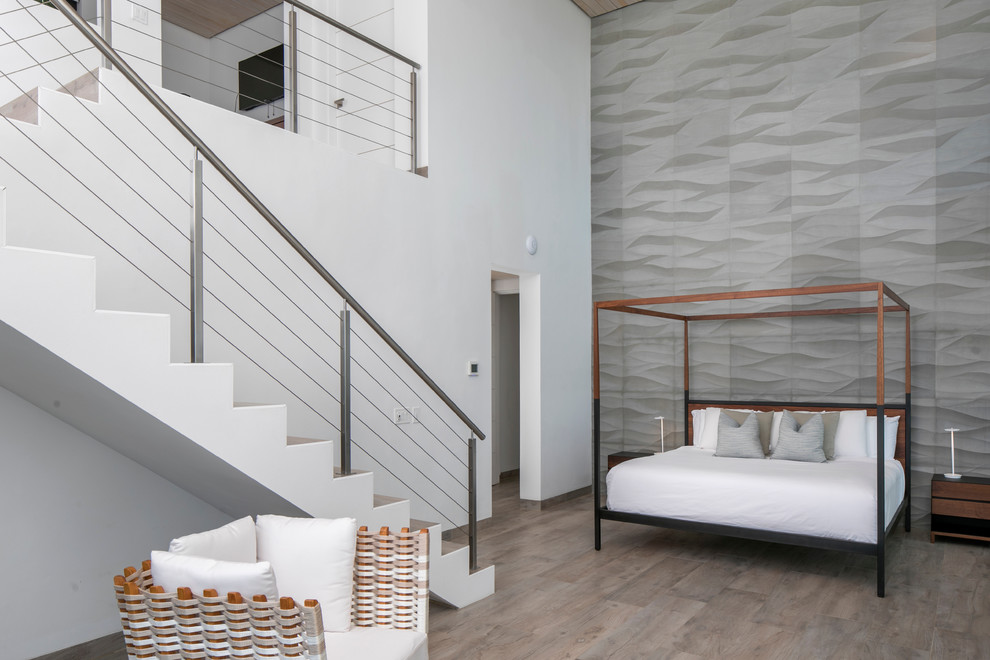 Immagine di una grande camera matrimoniale minimalista con pareti bianche, pavimento in gres porcellanato e pavimento beige