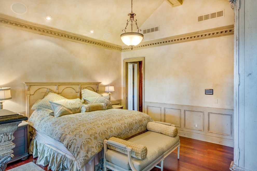 デトロイトにある広いトラディショナルスタイルのおしゃれな主寝室 (ベージュの壁、無垢フローリング、両方向型暖炉、漆喰の暖炉まわり、茶色い床) のインテリア