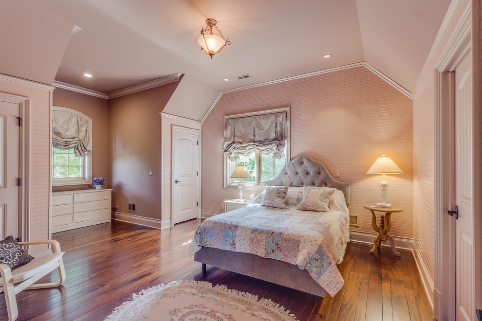 Idee per una grande camera degli ospiti chic con pareti rosa, pavimento in legno massello medio, nessun camino e pavimento marrone