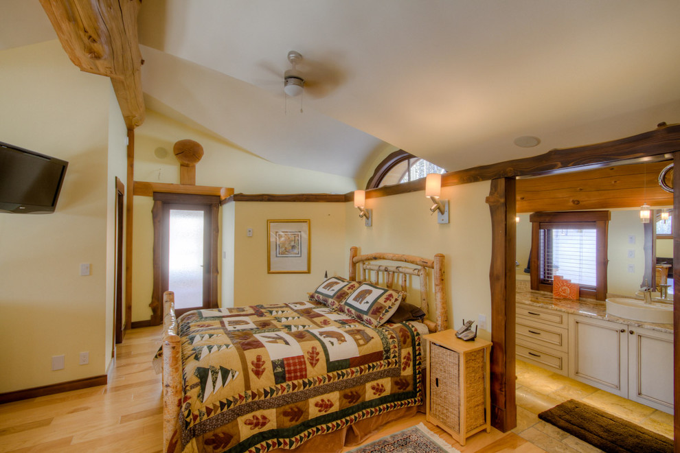 Esempio di una camera da letto classica con pareti beige e parquet chiaro