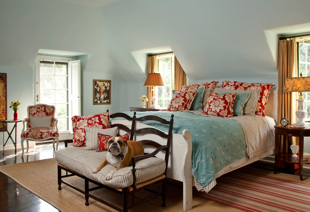 Foto de dormitorio tradicional con paredes azules y suelo de madera oscura