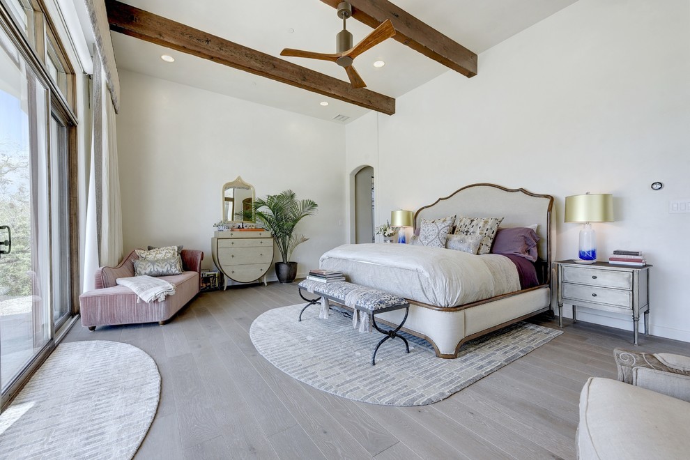 Пример оригинального дизайна: спальня в средиземноморском стиле с белыми стенами и серым полом