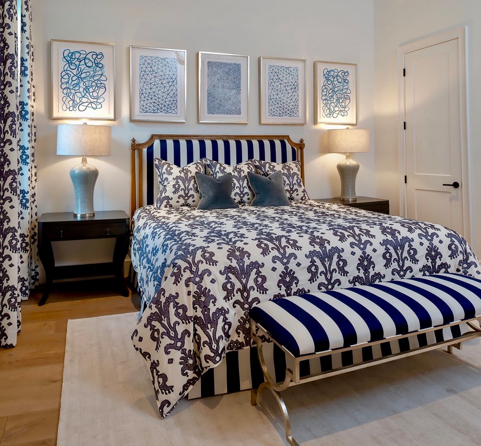 На фото: гостевая спальня среднего размера, (комната для гостей) в стиле неоклассика (современная классика) с белыми стенами, светлым паркетным полом и коричневым полом