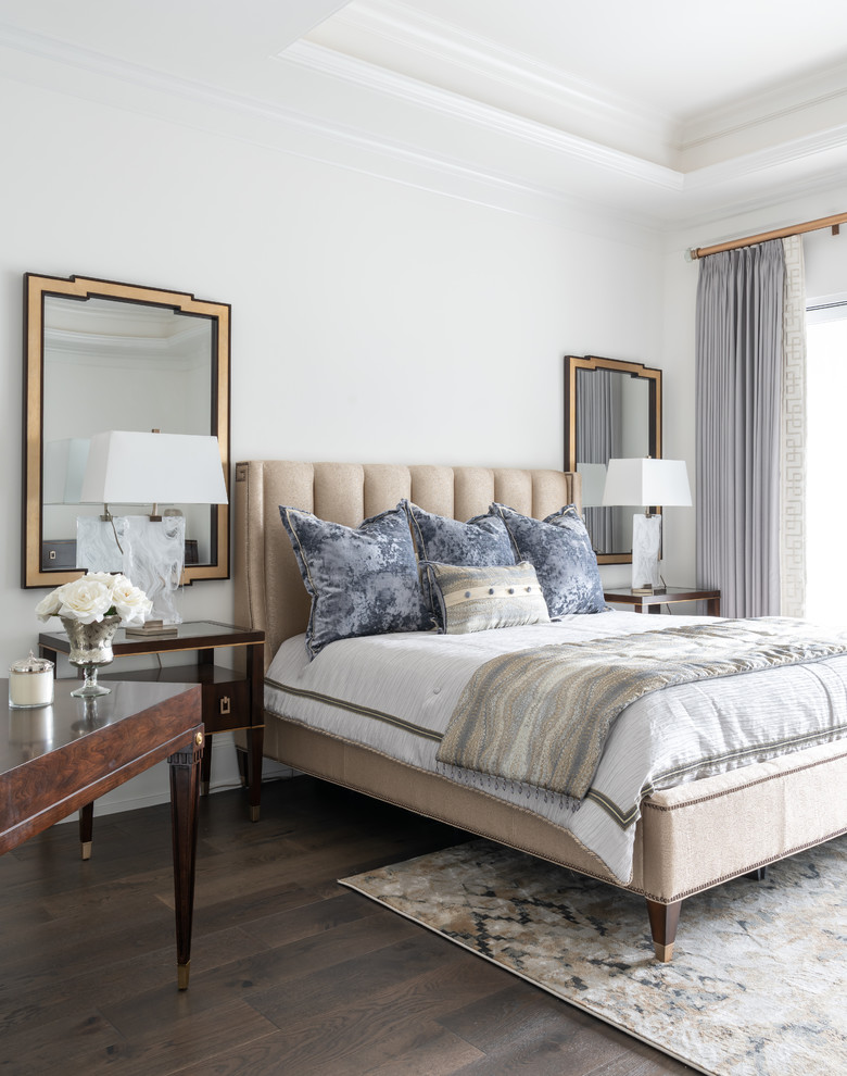 Klassisches Schlafzimmer mit weißer Wandfarbe, dunklem Holzboden und braunem Boden in Houston