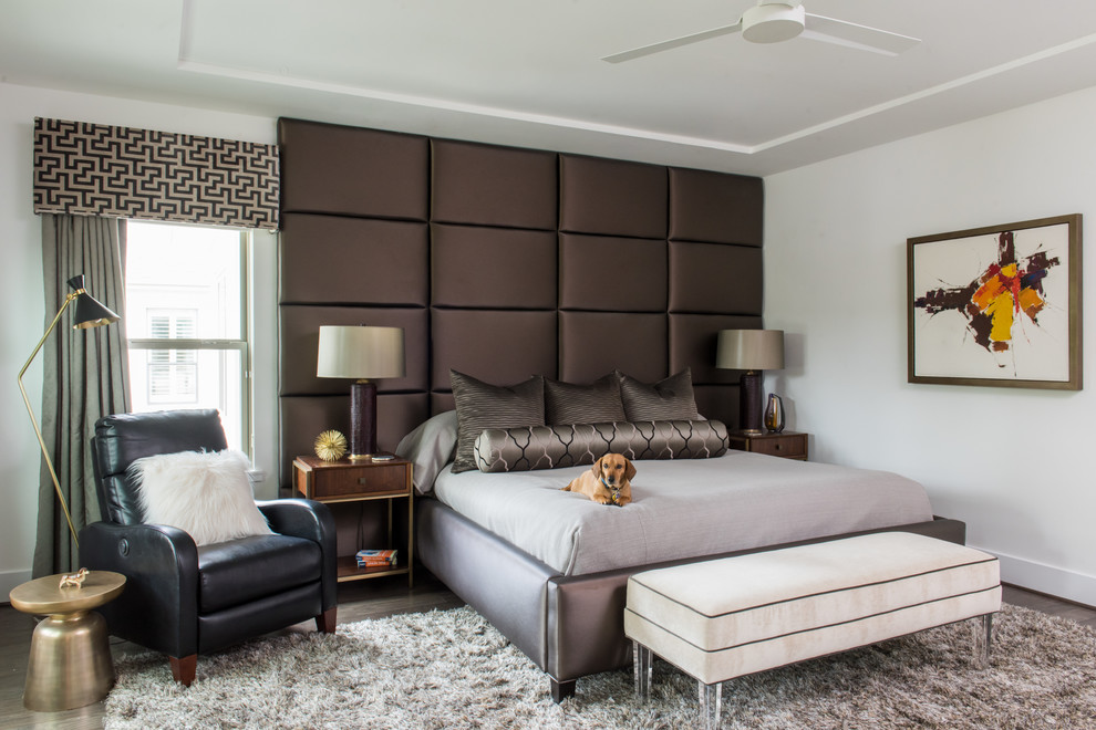 他の地域にある広いコンテンポラリースタイルのおしゃれな主寝室 (白い壁、無垢フローリング、暖炉なし、茶色い床、グレーとブラウン)