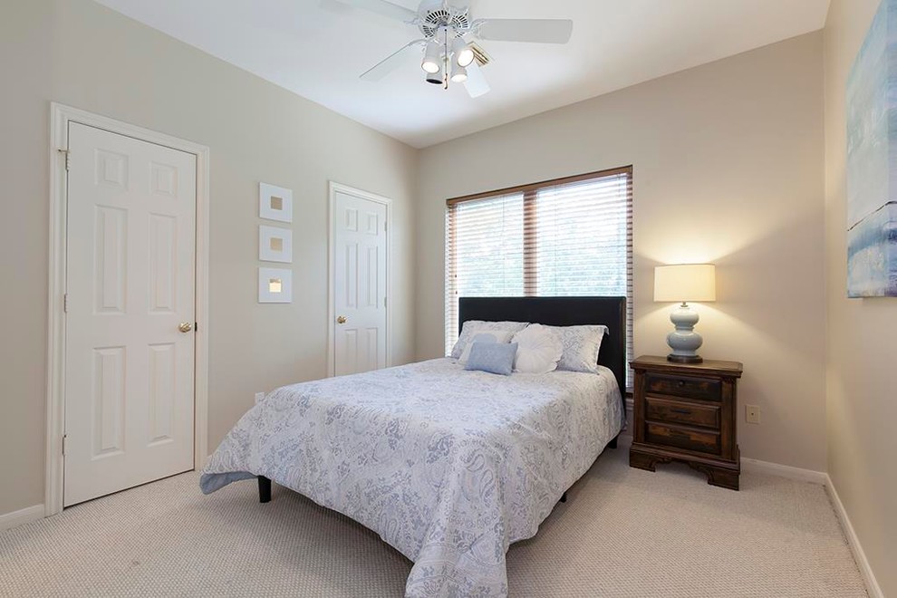 Bedroom - small transitional guest carpeted bedroom idea in Houston