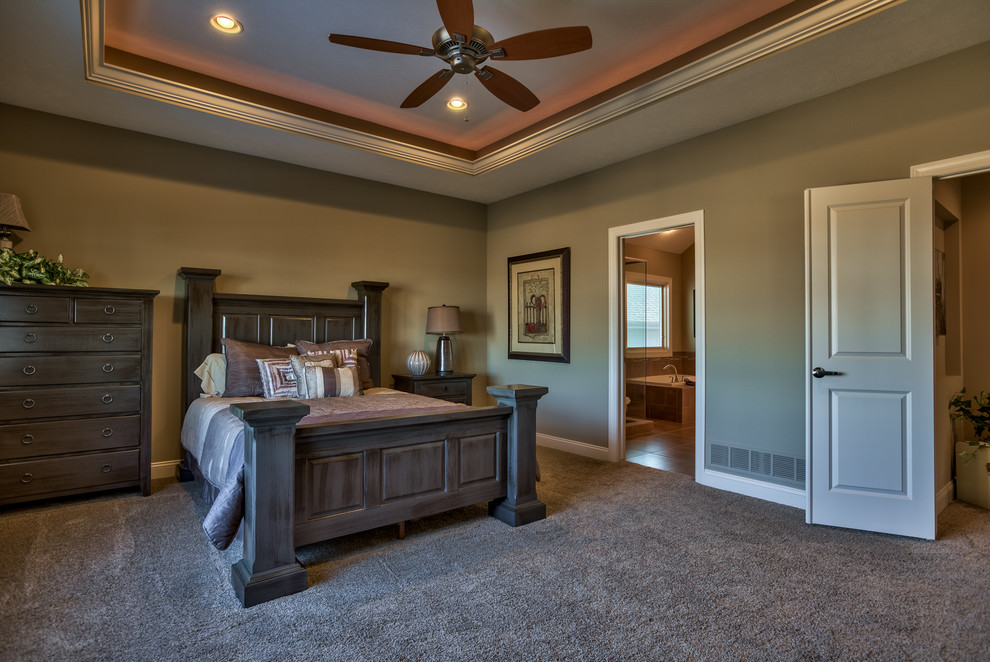 Imagen de dormitorio principal minimalista grande sin chimenea con paredes beige y moqueta