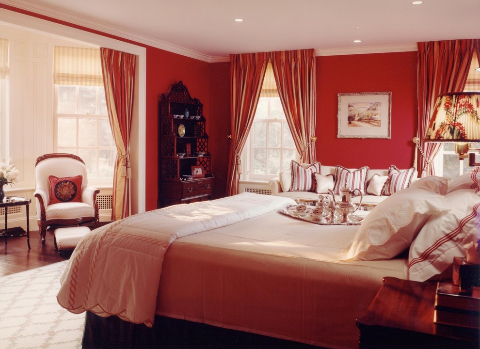 Inspiration för mellanstora klassiska sovrum, med röda väggar och mörkt trägolv