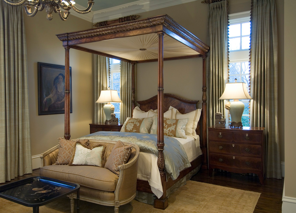 На фото: спальня в классическом стиле с бежевыми стенами и темным паркетным полом без камина с