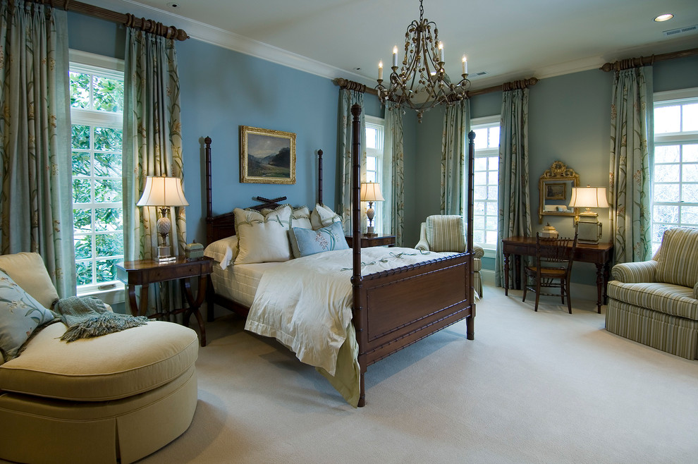 Exempel på ett klassiskt sovrum, med blå väggar