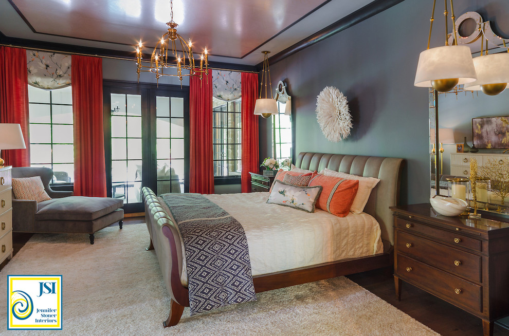 Свежая идея для дизайна: большая хозяйская спальня в стиле неоклассика (современная классика) с синими стенами и паркетным полом среднего тона без камина - отличное фото интерьера