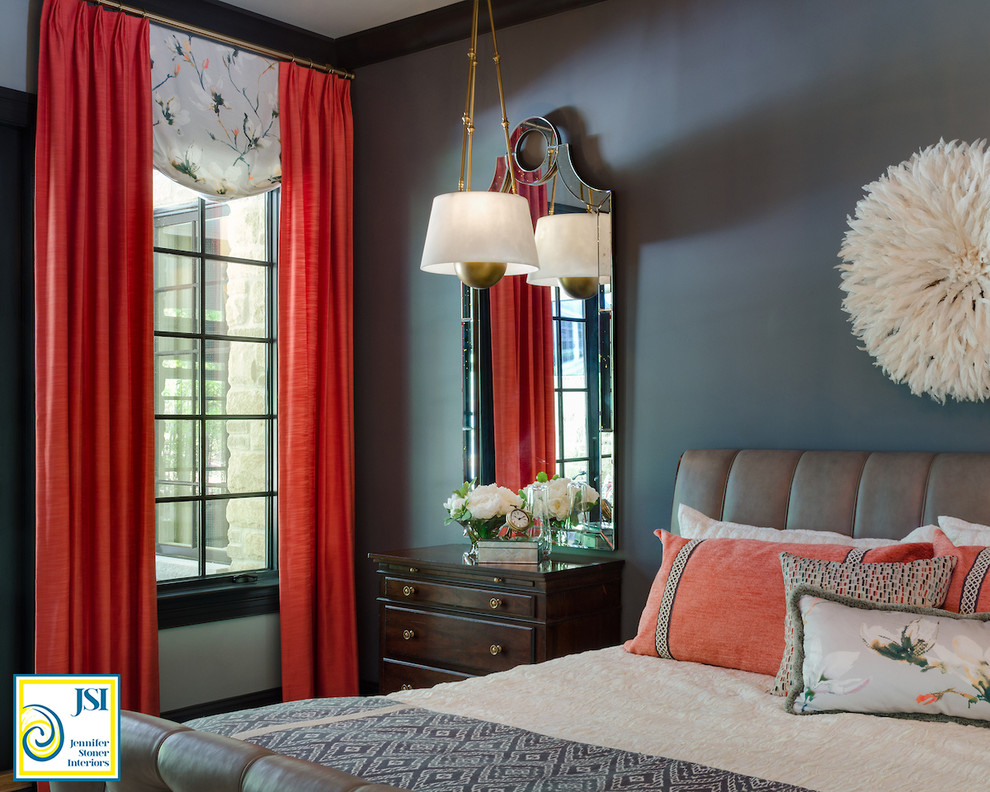 Modelo de dormitorio principal clásico renovado grande sin chimenea con paredes azules y suelo de madera en tonos medios