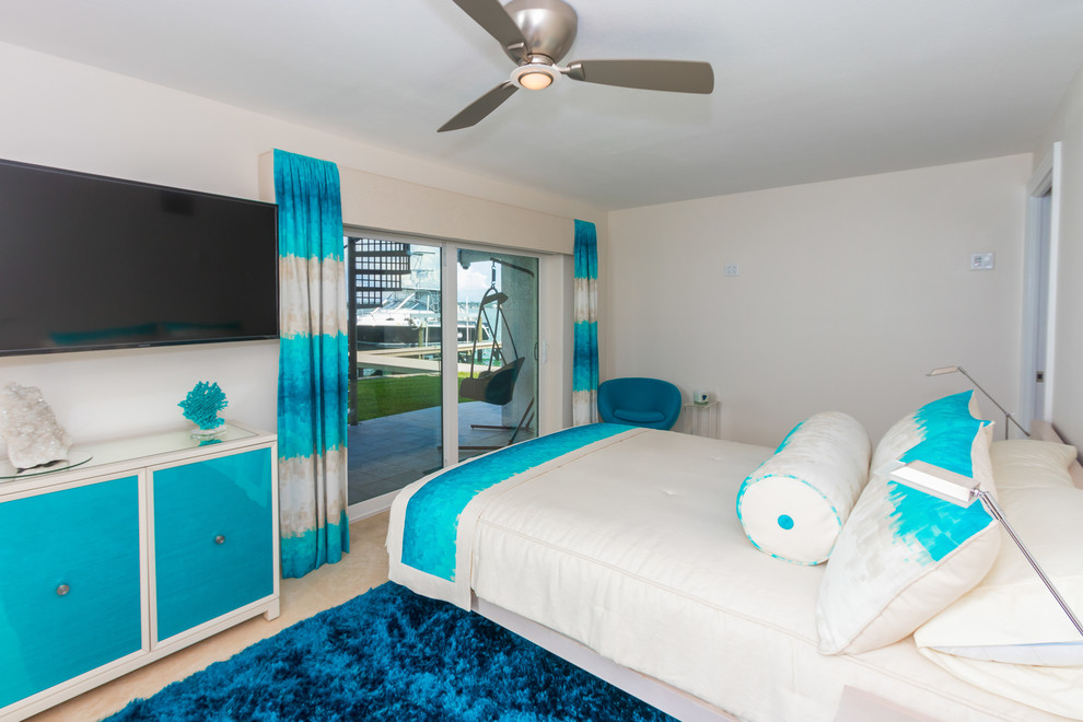 Свежая идея для дизайна: гостевая спальня среднего размера, (комната для гостей) в стиле модернизм с бежевыми стенами - отличное фото интерьера