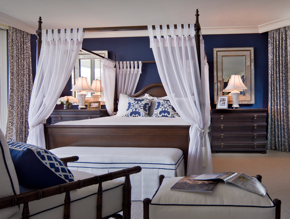 Großes Maritimes Hauptschlafzimmer ohne Kamin mit Teppichboden, blauer Wandfarbe und beigem Boden in Charlotte